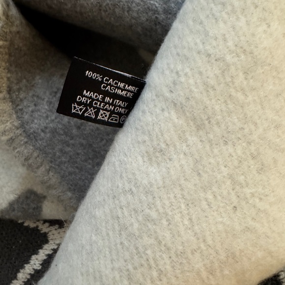 Chanel Cashmere blanket scarf - Picture 5 of 6